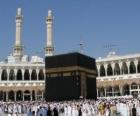 Мусульманские паломники ходят Каабы, куб-образное здание в Мекке, Саудовская Аравия
